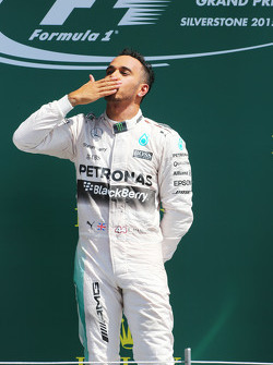 Le vainqueur Lewis Hamilton, Mercedes AMG F1 fête sa victoire sur le podium