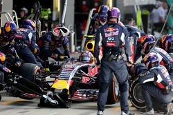 Daniil Kvyat, Red Bull Racing en los pits