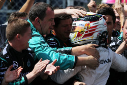 El ganador, Lewis Hamilton, Mercedes AMG F1 celebra en el parc ferme