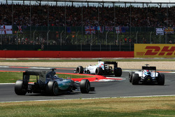 Фелипе Масса, Williams FW37 едет впереди напарника по команде - Валттери Боттаса, Williams FW37, Лью