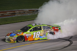 El ganador de la carrera, Kyle Busch, Joe Gibbs Racing Toyota