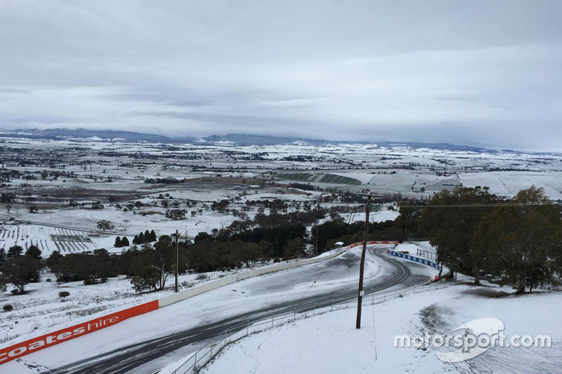 Nieve en el horizonte en el Mount Panorama Circuit