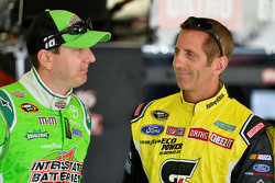 Kyle Busch, Joe Gibbs Racing Toyota y Greg Biffle, Roush Fenway Racing Ford