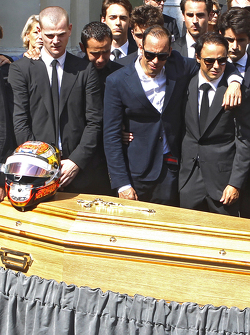 Pastor Maldonado e Felipe Massa vão ao funeral de Jules Bianchi em Nice, França
