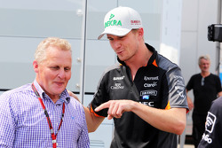 (De izquierda a derecha): Johnny Herbert, Sky Sports F1 Presenter con Nico Hulkenberg, Sahara Force