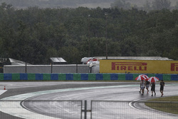 Alfonso Celis Jr., Marvin Kirchhofer e Esteban Ocon, ART Grand Prix, camminano in pista sotto la pioggia