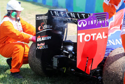 La Red Bull Racing RB11 de Daniel Ricciardo, fume après s'être arrêté pendant les essais