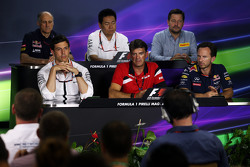 Франц Тост, руководитель команды Scuderia Toro Rosso, Ясухиса Араи, руководитель команды Honda Motor