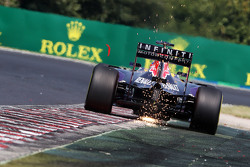 Daniel Ricciardo, Red Bull Racing RB11 sacanado chispas