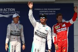 Nico Rosberg e Lewis Hamilton, Mercedes AMG F1, e Sebastian Vettel, Ferrari SF15-T
