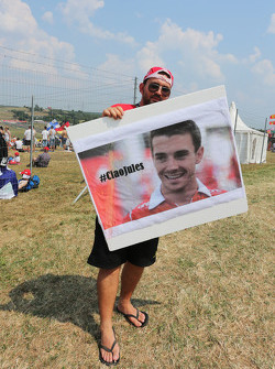 Los aficionados rinden homenaje a Jules Bianchi