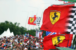 Fãs e bandeiras da Ferrari