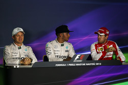 Le top 3 lors de la conférence de presse de la FIA : Nico Rosberg, Mercedes AMG F1, deuxième; Lewis Hamilton, Mercedes AMG F1, pole position; Sebastian Vettel, Ferrari, troisième