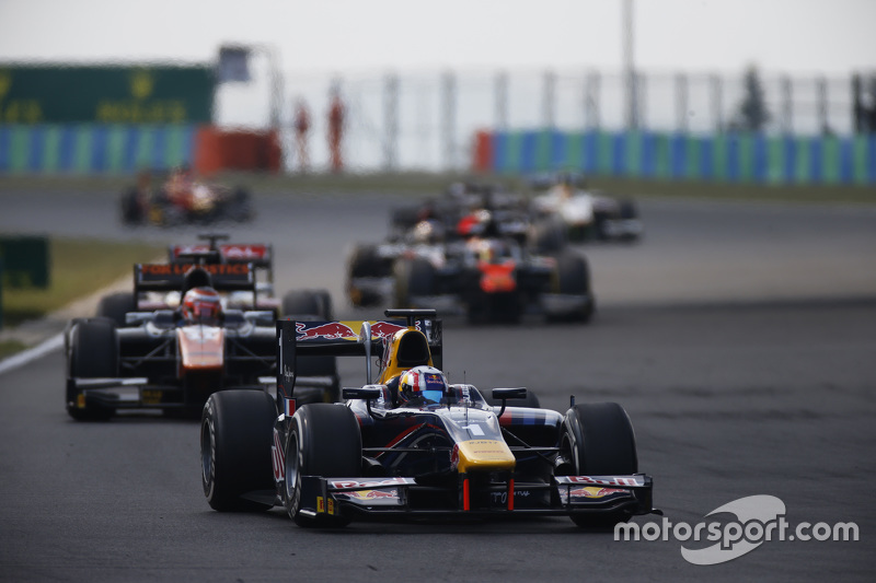 Pierre Gasly, DAMS delante de Raffaele Marciello, Trident