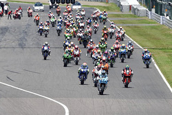 Start: #17 Suzuki: Yukio Kagayama, Noriyuki Haga, Ryuichi Kiyonari al comando