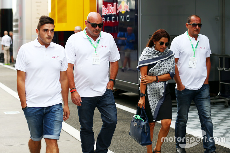 La familia de Jules Bianchi en el paddock ,: Tom, Philippe y Christine Bianchi: hermano, padre y mad