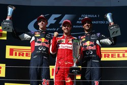 Подиум: второе место - Даниил Квят, Red Bull Racing, победитель гонки - Себастьян Феттель, Ferrari и