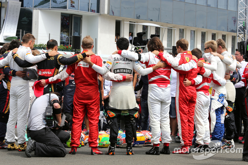 Pilotos durante minuto de silêncio em memória de Jules Bianchi