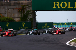 Себастьян Феттель, Ferrari SF15-T лидирует на старте гонки