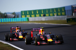 Daniil Kvyat, Red Bull Racing RB11 devant son équipier Daniel Ricciardo, Red Bull Racing RB11