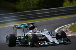 Льюис Хэмилтон, Mercedes AMG F1 W06 блокирует колеса на торможении