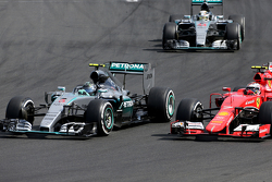 Nico Rosberg, Mercedes AMG F1 Team et Kimi Raikkonen, Scuderia Ferrari