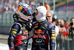 Daniel Ricciardo, Red Bull Racing et Daniil Kvyat, Red Bull Racing dans le Parc Fermé
