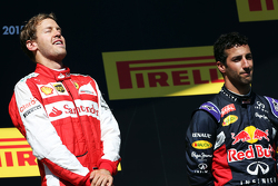 El ganador, Sebastian Vettel, Ferrari celebra con Daniel Ricciardo, Red Bull Racing
