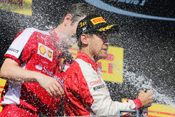 Il vincitore Sebastian Vettel, Ferrari, festeggia sul podio