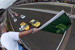 Largada da Brickyard 400. Carl Edwards, Joe Gibbs Racing, lidera o pelotão
