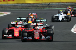 Себастьян Феттель, Ferrari SF15-T лидирует следуя за машиной безопасности