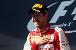Ganador de la carrera, Sebastian Vettel, Ferrari celebra en el podio