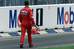 Michael Schumacher, Ferrari vuelve a boxes después de estrellarse en el inicio