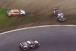 Timo Scheider, Audi Sport Team Phoenix Audi RS 5 DTM passa davanti a Pascal Wehrlein, HWA AG Mercede