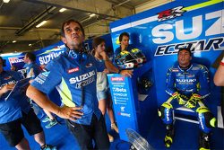 Aleix Espargaro, Team Suzuki MotoGP, et Davide Brivio, Team Manager