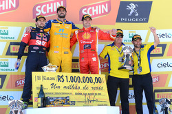 Podium: el ganador, Thiago Camilo, segundo lugar, Daniel Serra, tercer lugar, Ricardo Zonta