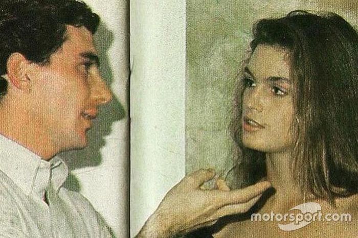 La modelo Cindy Crawford junto a Ayrton Senna