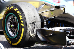 Поврежденная шина Pirelli на Mercedes AMG F1 W06 Нико Росберга, Mercedes AMG F1 во время второй трен