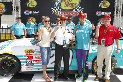 Ganador de la pole Denny Hamlin, Joe Gibbs Racing Toyota