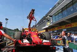 La Ferrari SF15-T de Kimi Raikkonen, Ferrari est ramenée aux stands sur un camion-plateau après les qualifications