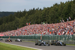 Lewis Hamilton, Mercedes AMG F1 W06 y Sergio Pérez, Sahara Force India F1 VJM08 pelean por la punta
