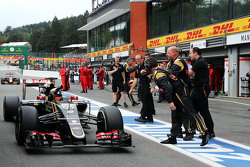 Ромен Грожан, Lotus F1 Team празднует третье место с командой после гонки