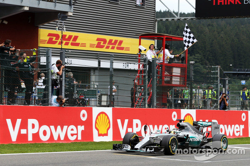 Juara balapan Lewis Hamilton, Mercedes AMG F1 W06 merayakans as he takes the chequered flag di end o