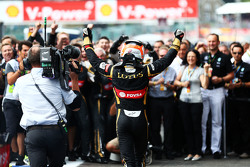 Romain Grosjean, Lotus F1 Team fête sa troisième place dans le Parc Fermé