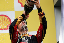 Romain Grosjean, Lotus F1 Team festeggia il terzo posto sul podio
