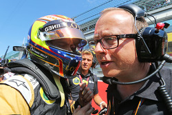 Pastor Maldonado, Lotus F1 Team en la parrilla con Mark Slade, Lotus F1 Team ingeniero de carrera