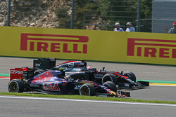 Carlos Sainz Jr., Scuderia Toro Rosso STR10 and Jenson Button, McLaren MP4-30 battle for position