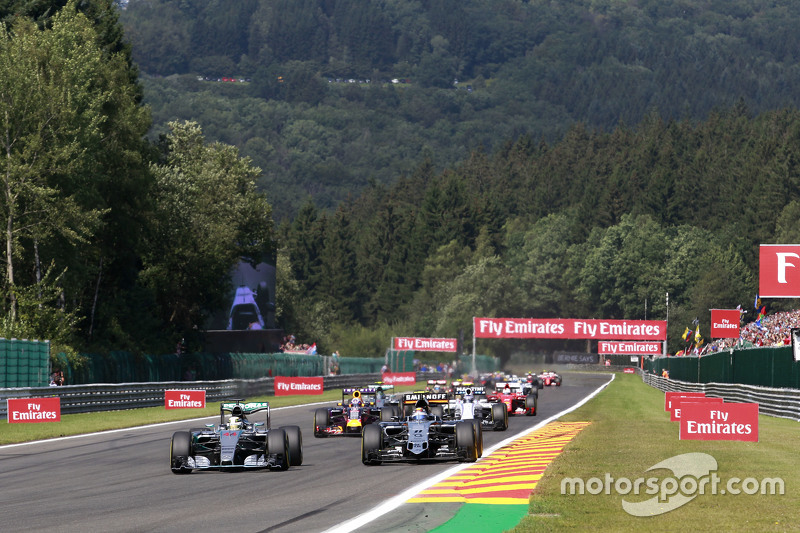 Lewis Hamilton, Mercedes AMG F1 W06, dan Sergio Perez, Sahara Force India F1 VJM08 battle for the me