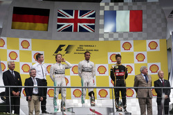 El podium: Nico Rosberg, Mercedes AMG F1, segundo; Lewis Hamilton, Mercedes AMG F1, el ganador; Roma