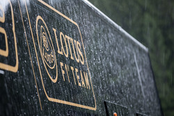 Тягач команды Lotus F1 Team truck во время дождя после гонки